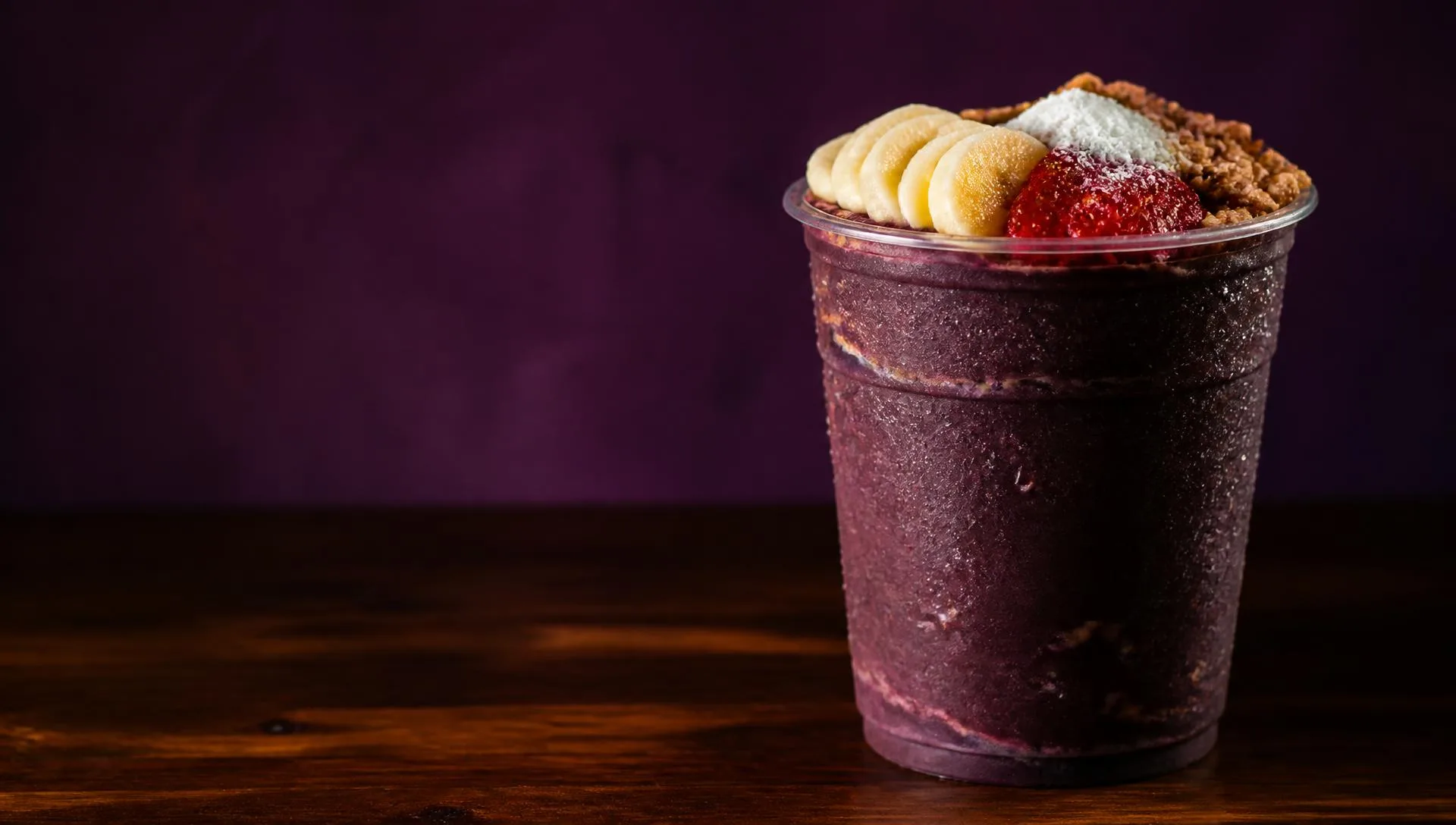 Copo de açaí com banana, morango, granola e leite em pó